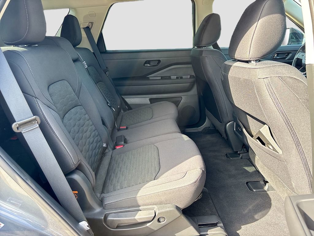 Used 2025 Nissan Pathfinder S image 27