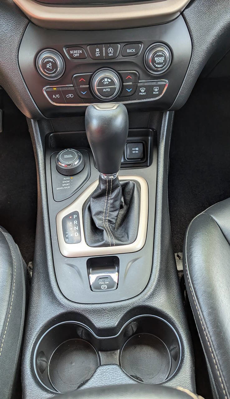 Used 2017 Jeep Cherokee Limited image 27