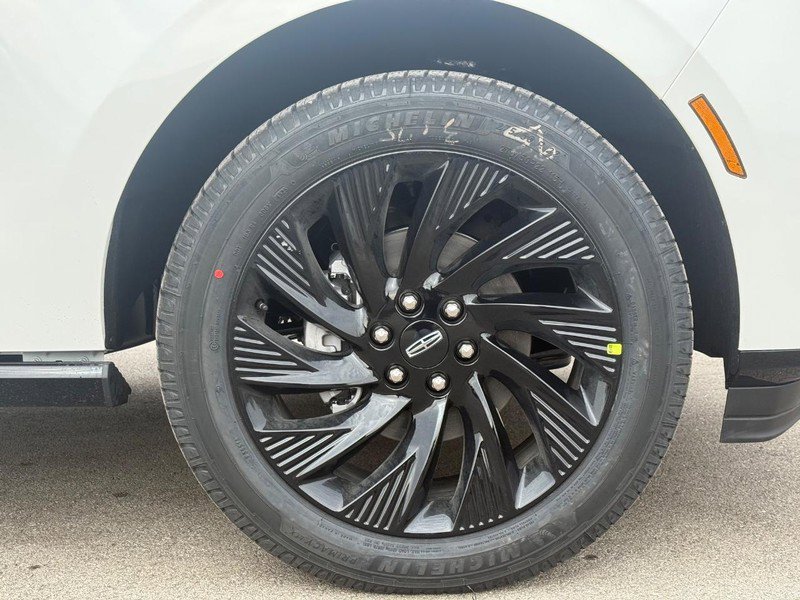 New 2026 Lincoln Navigator Reserve w/ Jet Appearance Package image 4