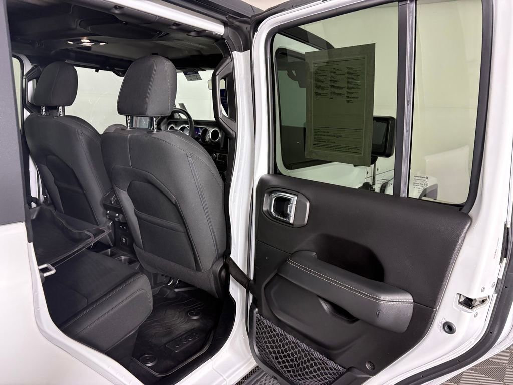 Used 2020 Jeep Gladiator Overland AWD/4WD image 31