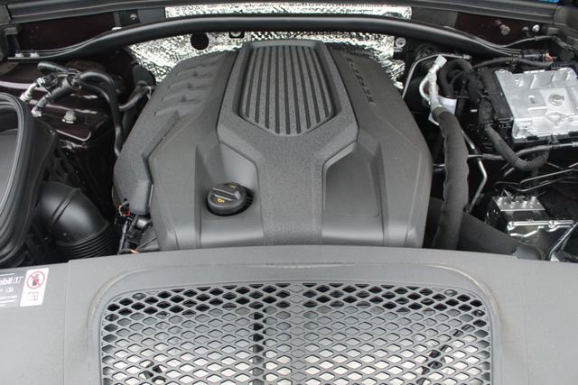 Certified 2025 Porsche Macan image 16