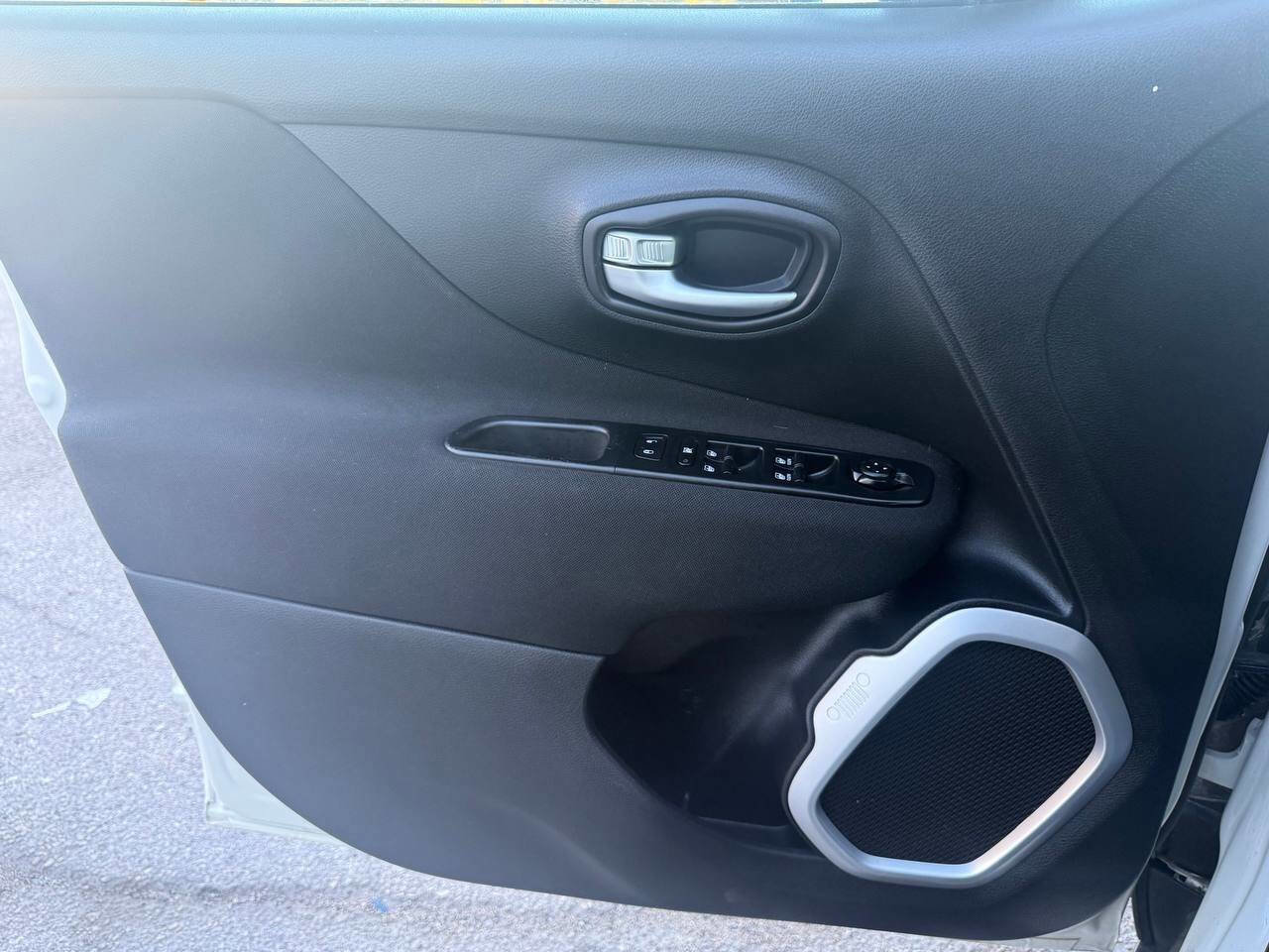Used 2020 Jeep Renegade Latitude FWD image 23