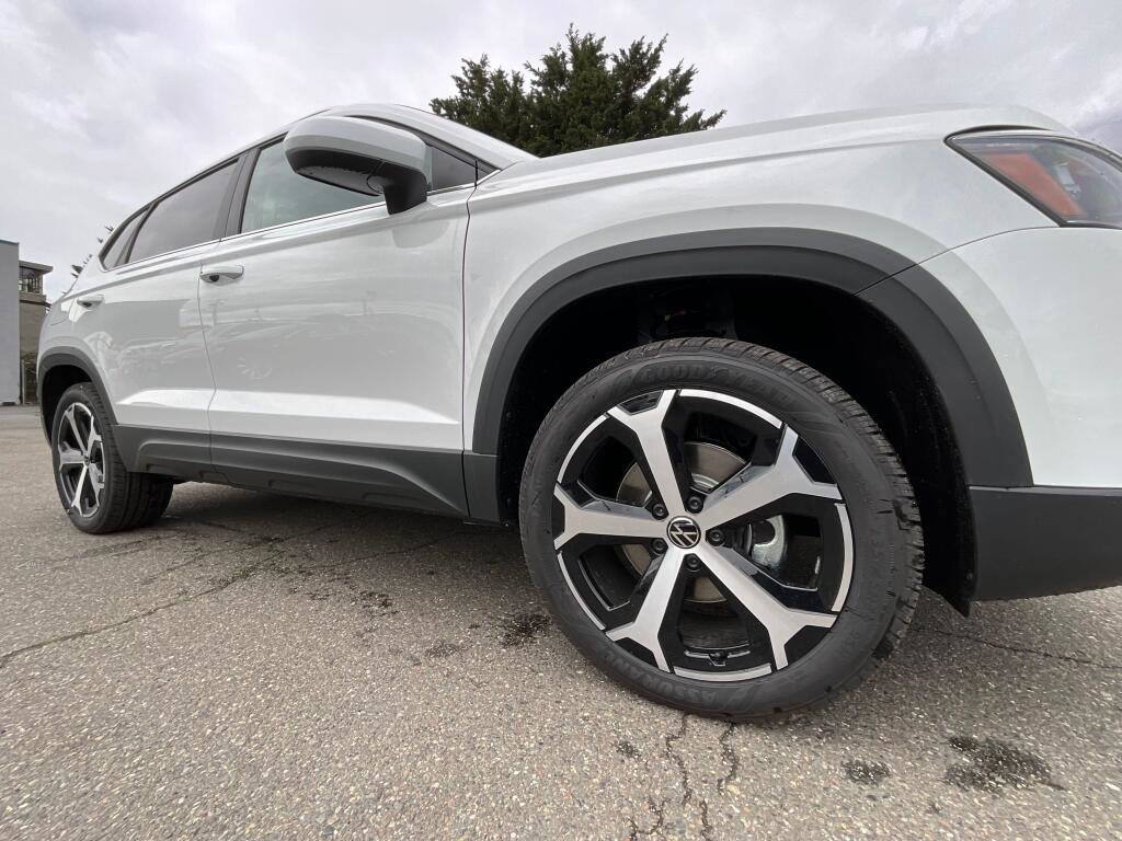 New 2026 Volkswagen Taos SEL image 10