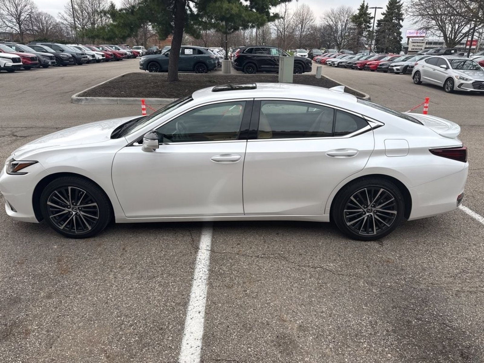 Used 2025 Lexus ES 300h w/ Premium Package image 11