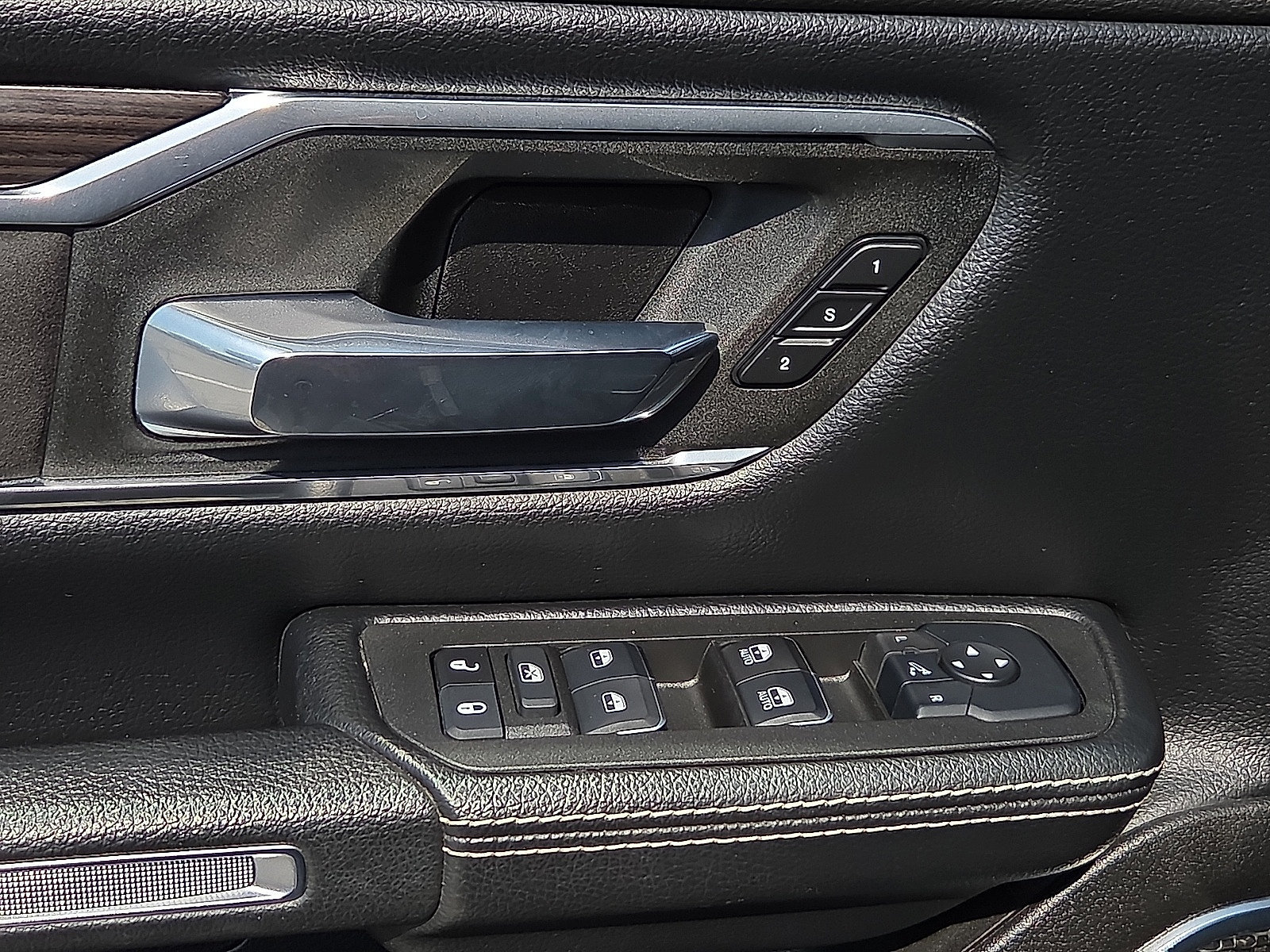 Used 2025 RAM 1500 Laramie AWD/4WD image 13