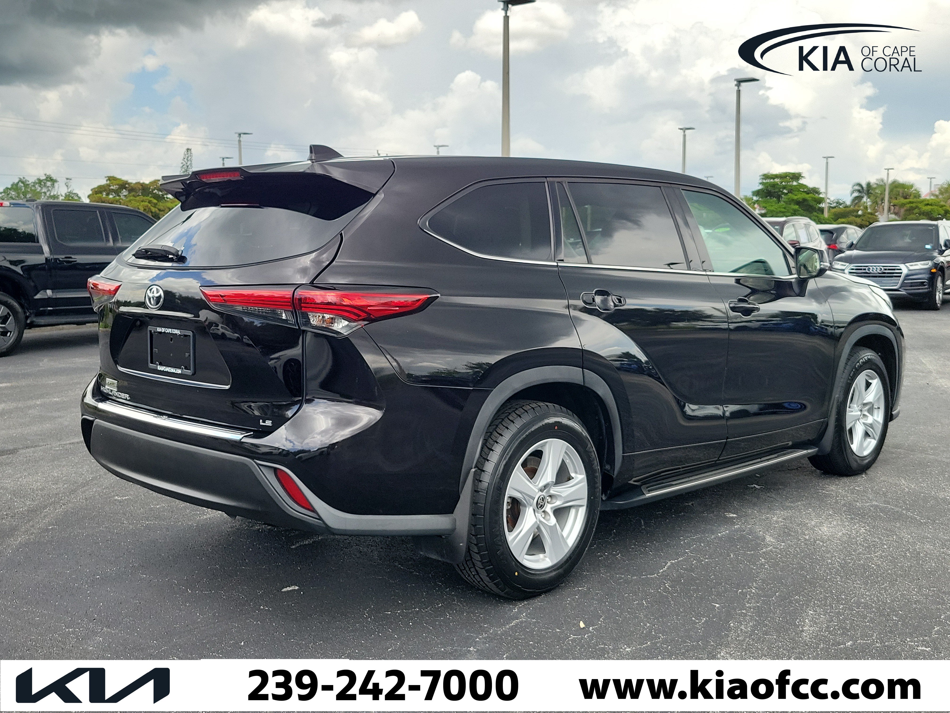 Used 2021 Toyota Highlander LE FWD image 6