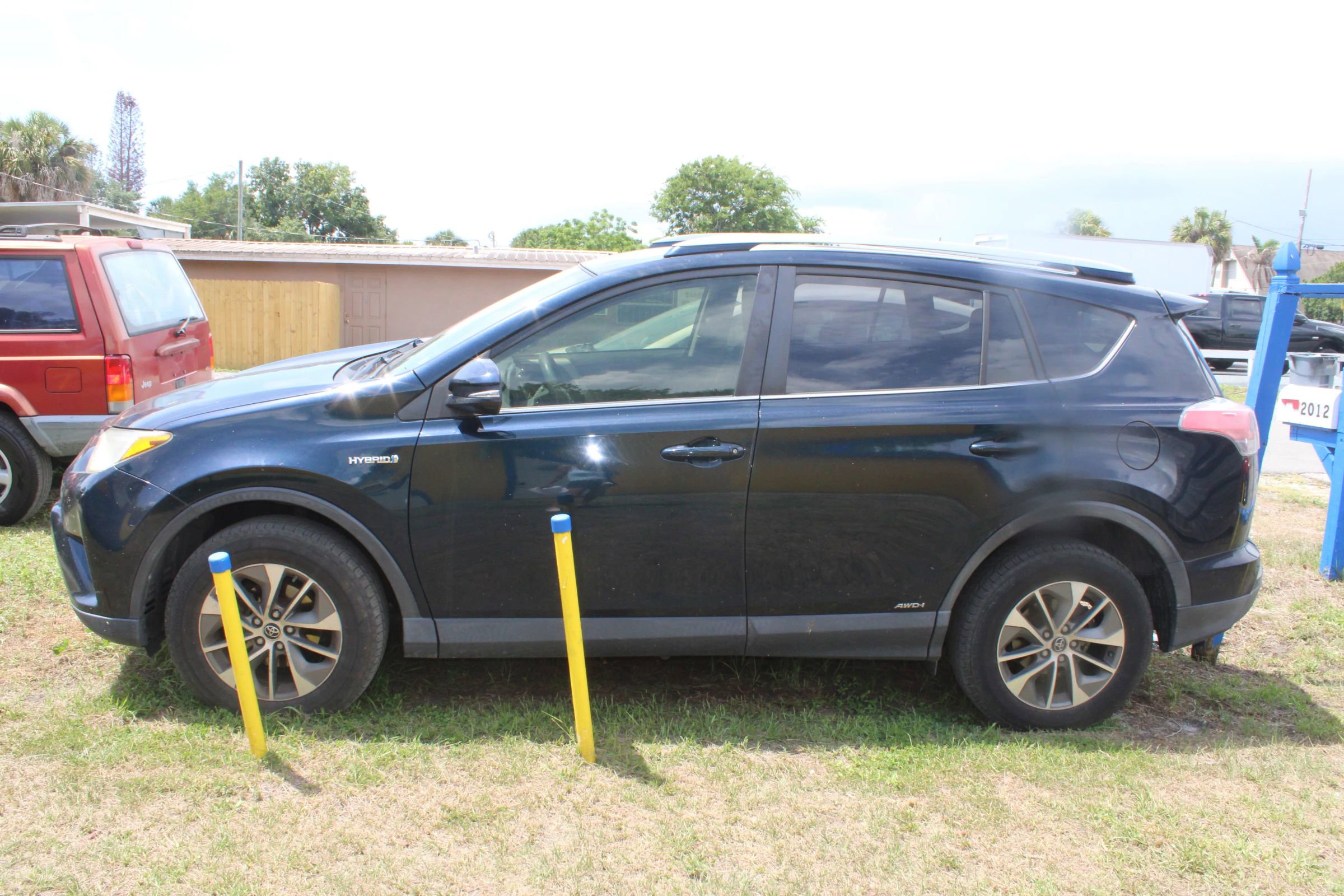 Used 2018 Toyota RAV4 LE AWD/4WD image 2