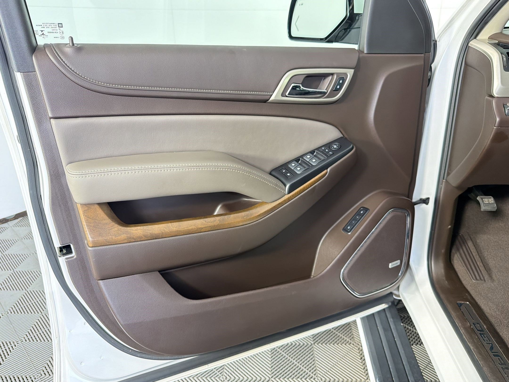 Used 2020 GMC Yukon Denali w/ Denali Premium Package RWD image 12