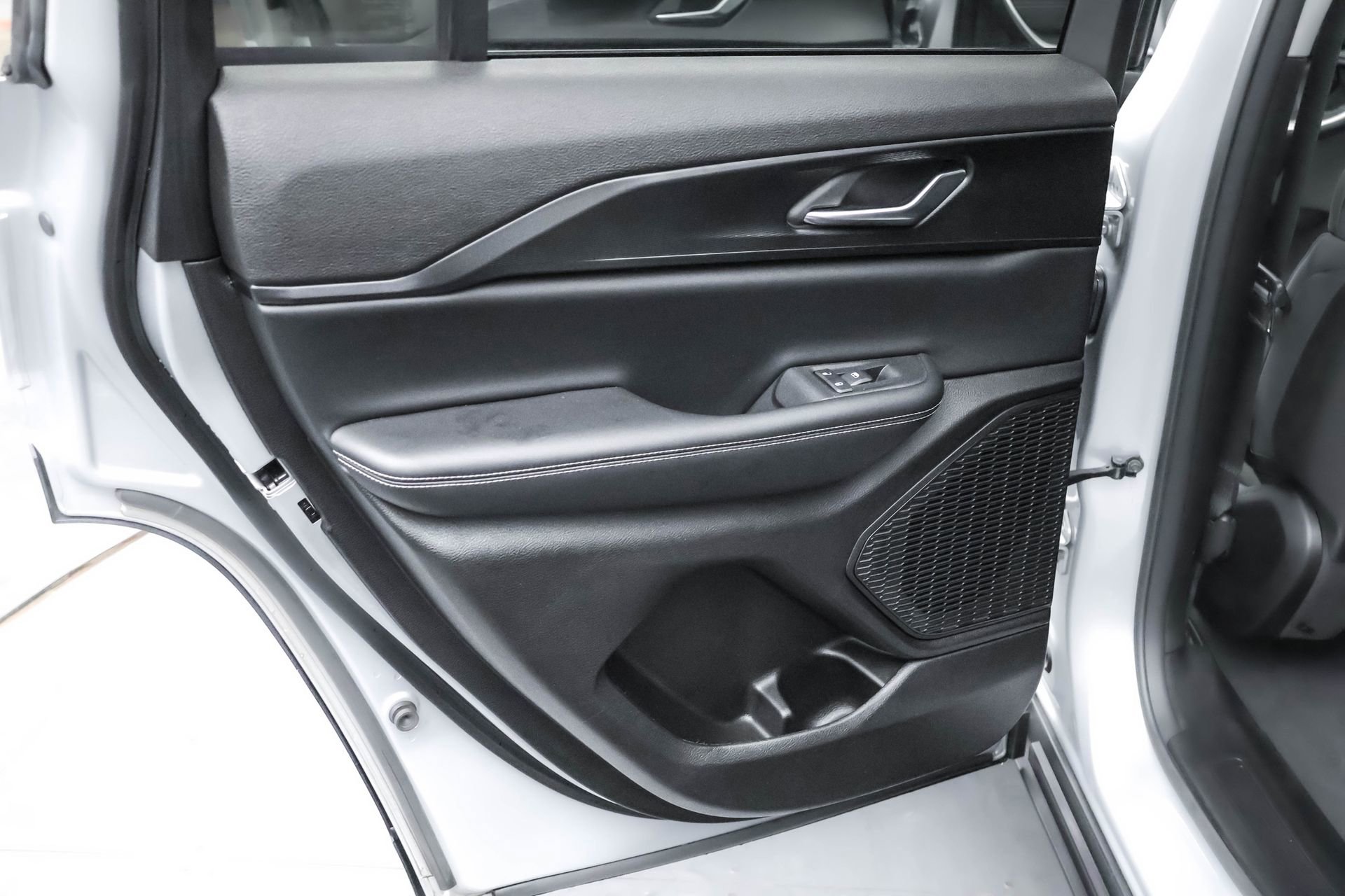 Used 2023 Jeep Grand Cherokee Laredo X image 27