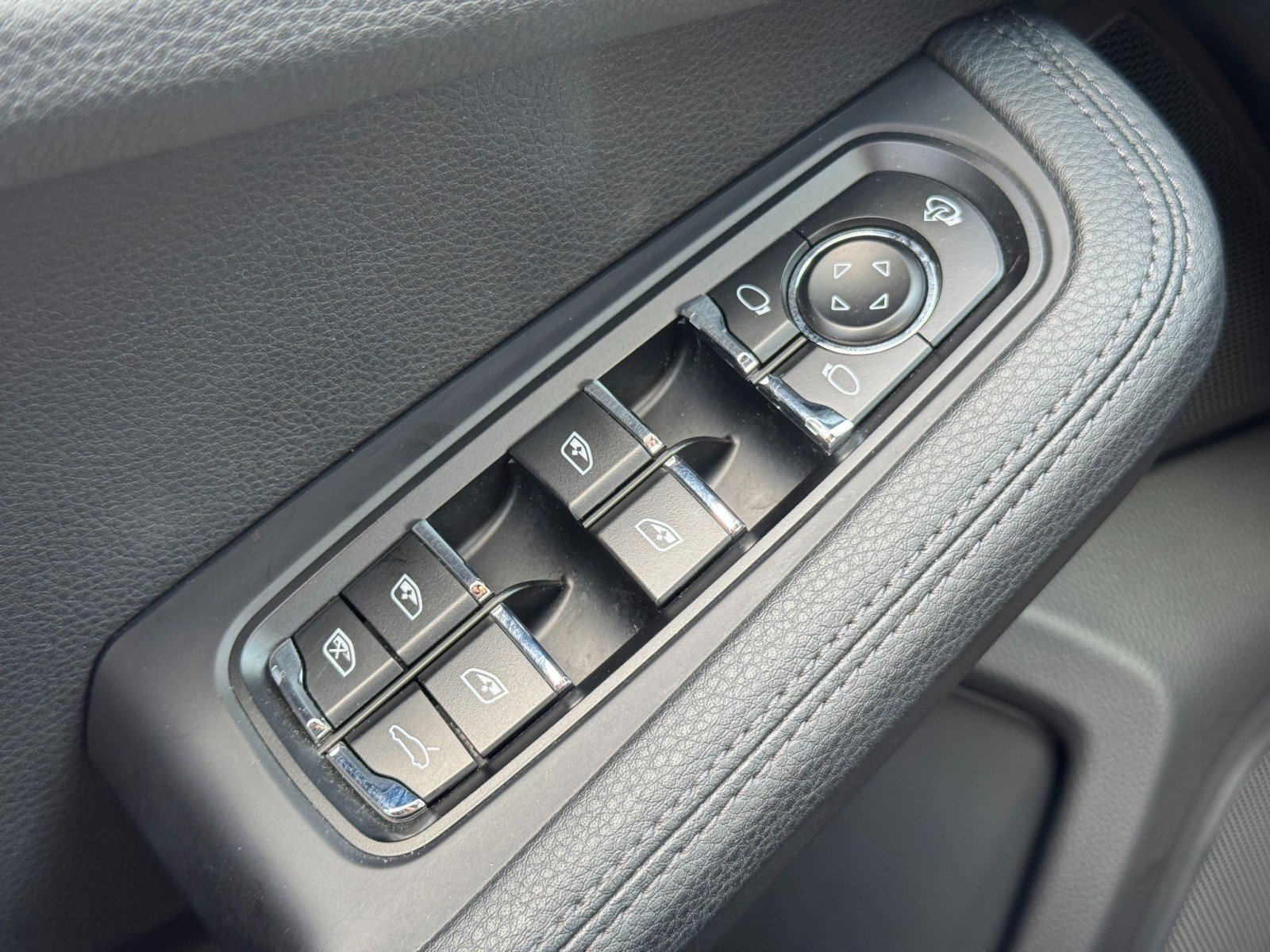 Used 2023 Porsche Macan image 18