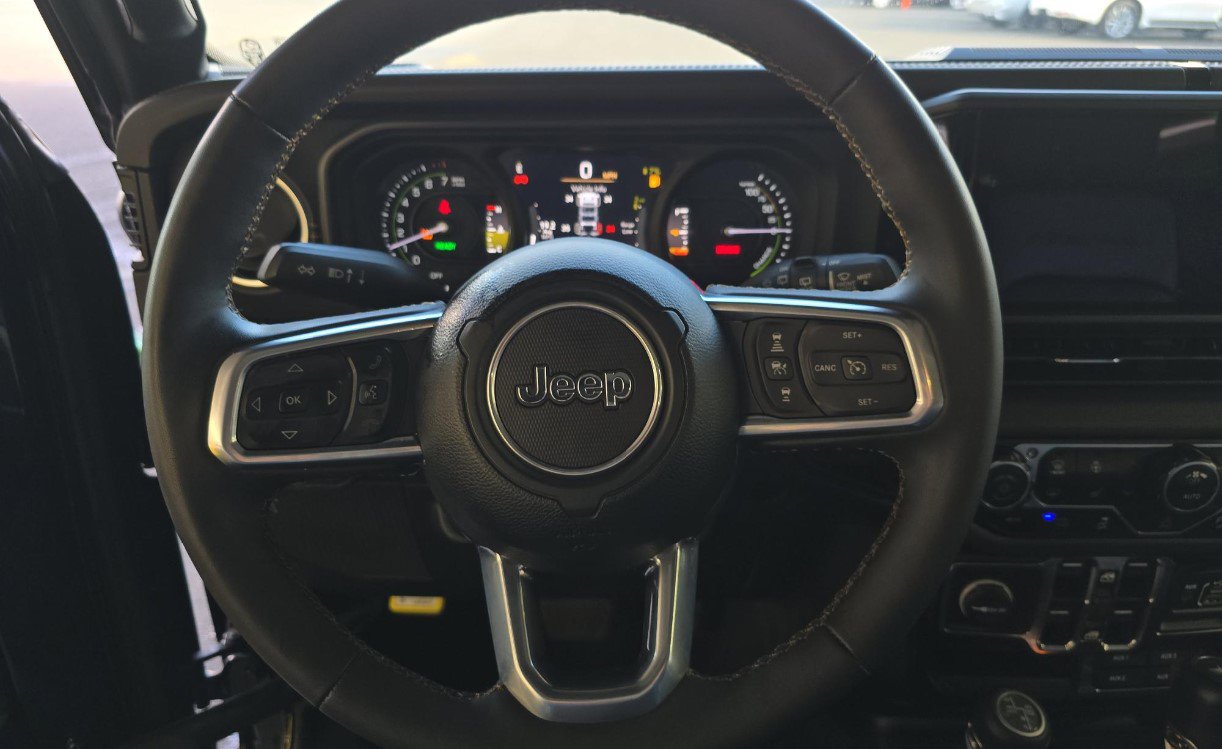 Used 2024 Jeep Wrangler Unlimited Sahara w/ Technology Group image 8