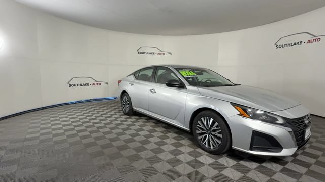 Used 2024 Nissan Altima 2.5 SV FWD image 3