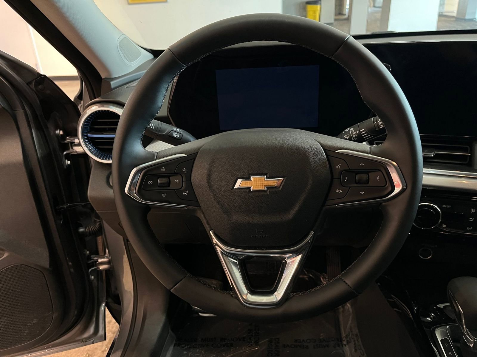 Used 2025 Chevrolet Trax LT w/ LT Convenience Package FWD image 27