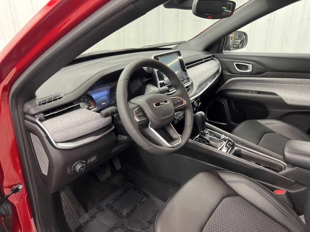 Used 2025 Jeep Compass Latitude image 18
