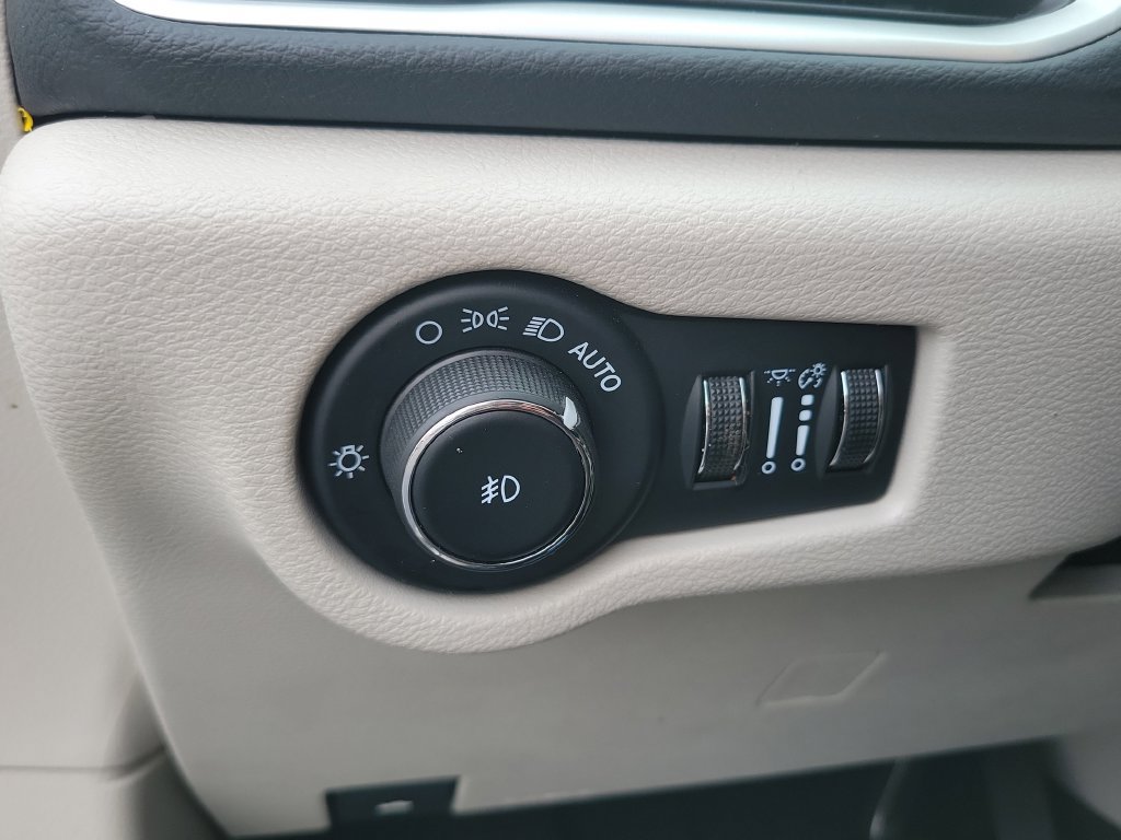 Used 2024 Chrysler Pacifica Touring-L FWD image 26