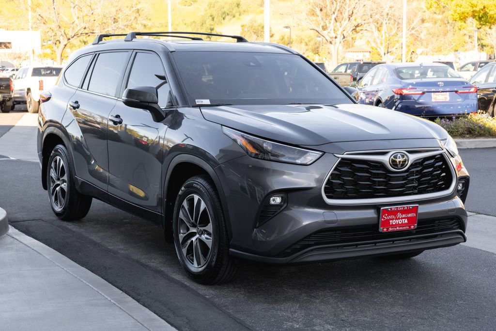 Certified 2024 Toyota Highlander XLE image 3