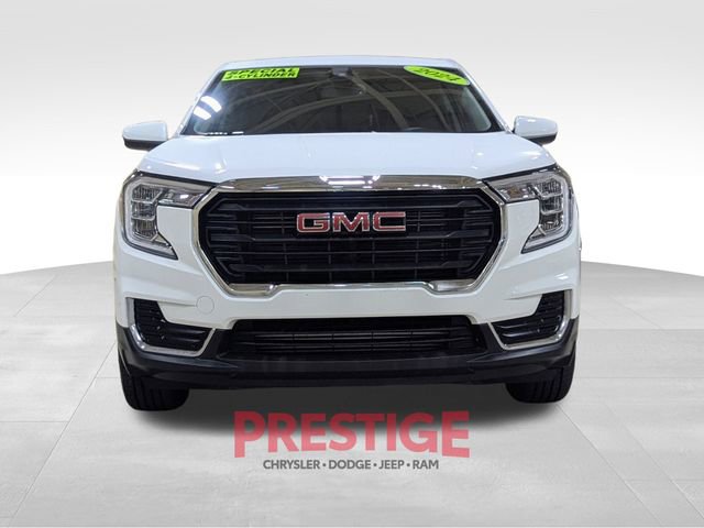 Used 2024 GMC Terrain SLE image 3
