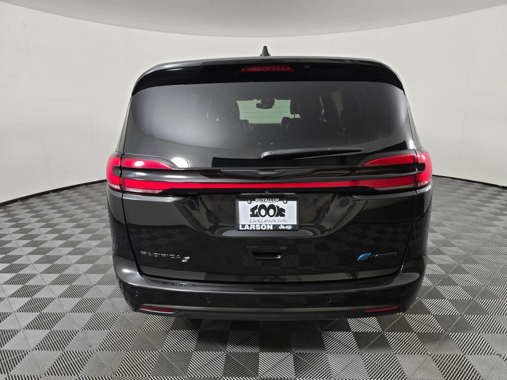 Used 2023 Chrysler Pacifica Limited w/ Uconnect Theater Family Group FWD image 4