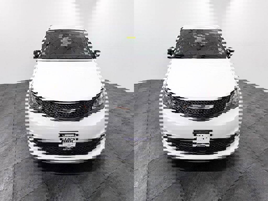 New 2026 Chrysler Voyager LX image 2