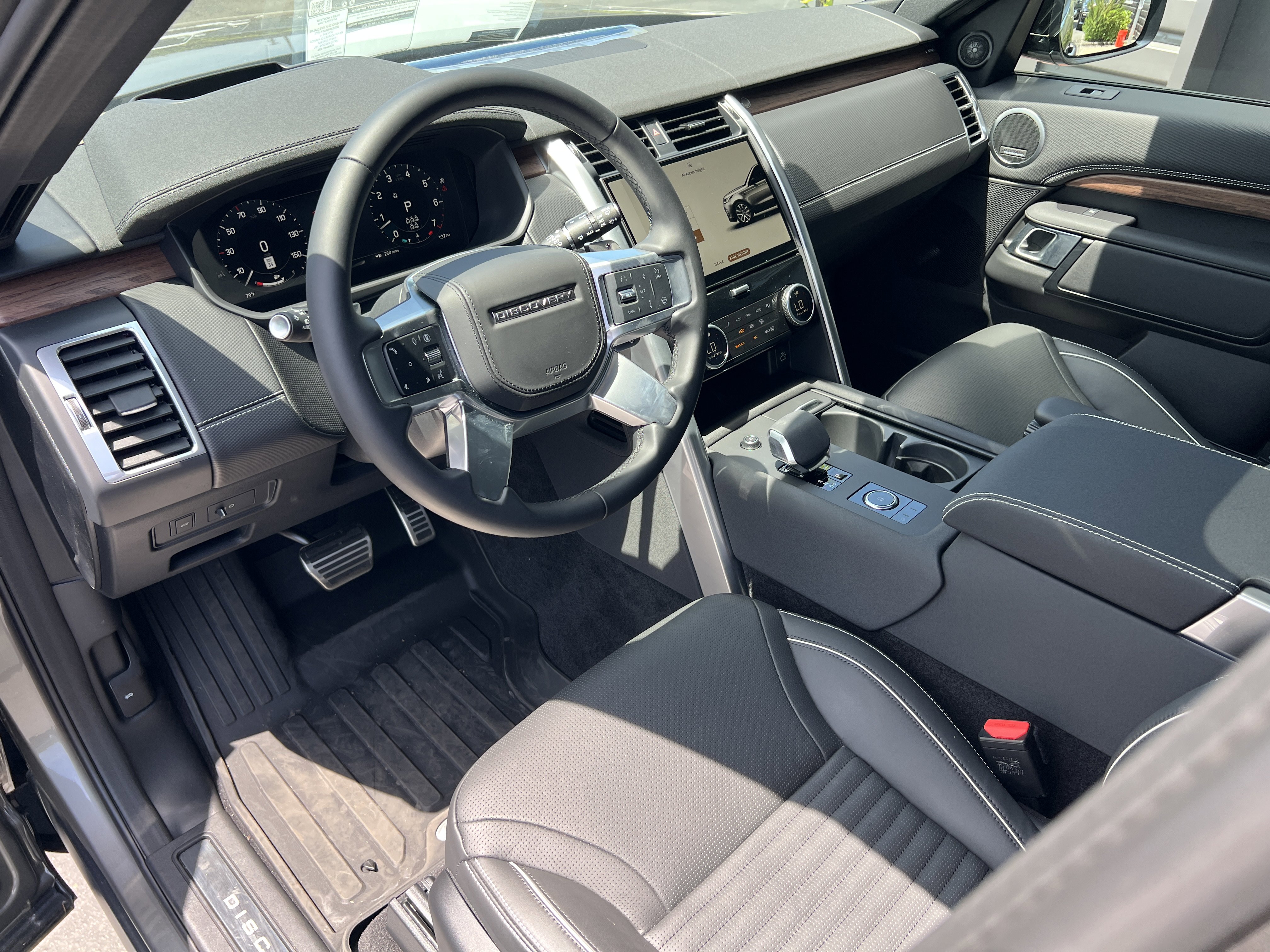 New 2024 Land Rover Discovery Dynamic SE image 21