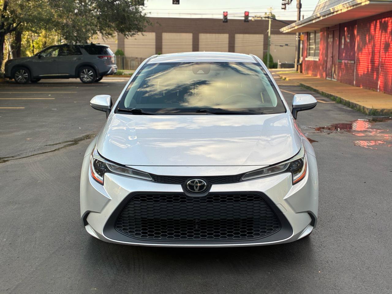 Used 2021 Toyota Corolla LE FWD image 3