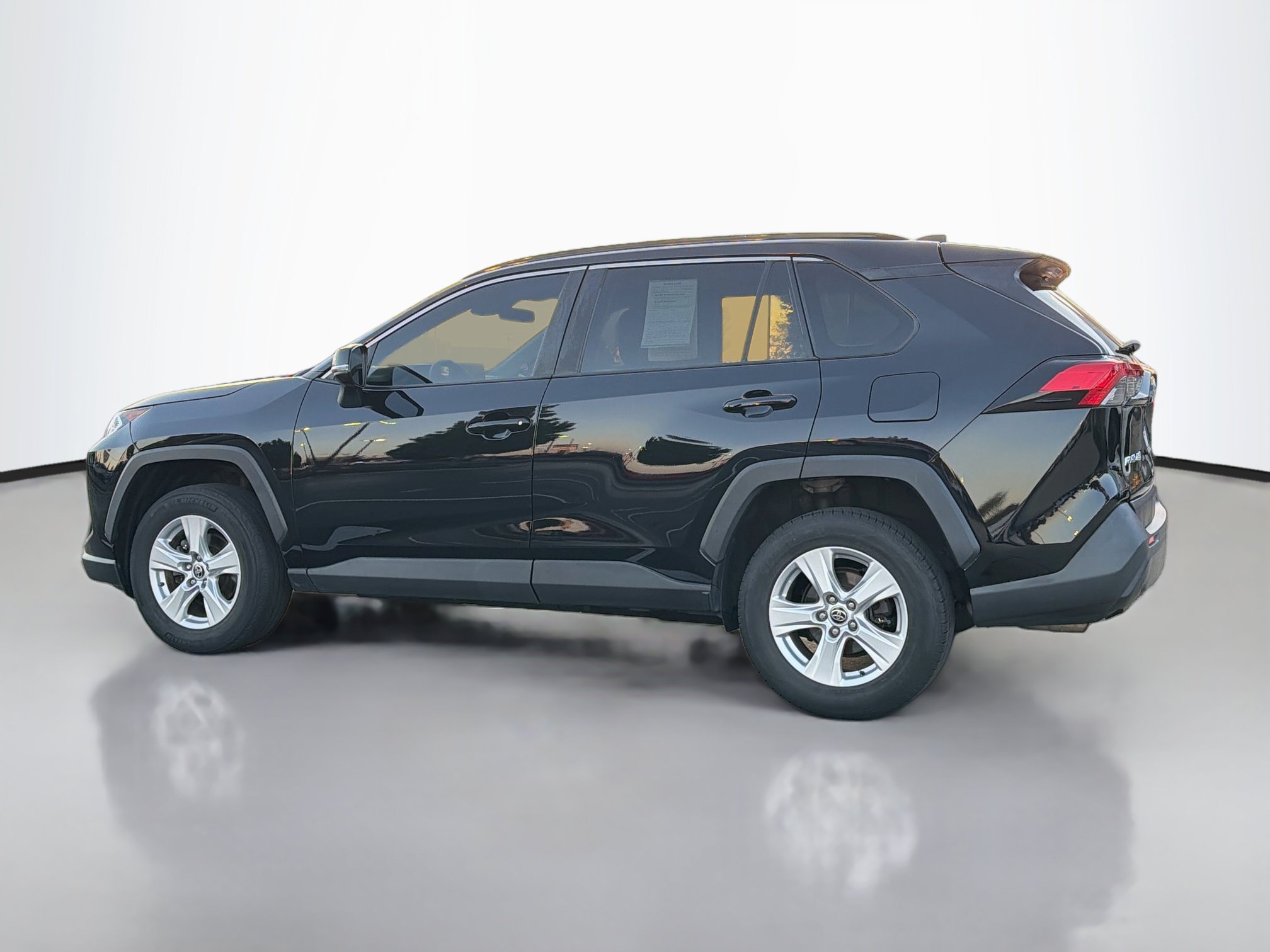 Used 2021 Toyota RAV4 XLE FWD image 4