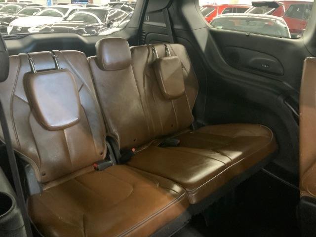 Used 2019 Chrysler Pacifica Limited w/ Tire & Wheel Group FWD image 16