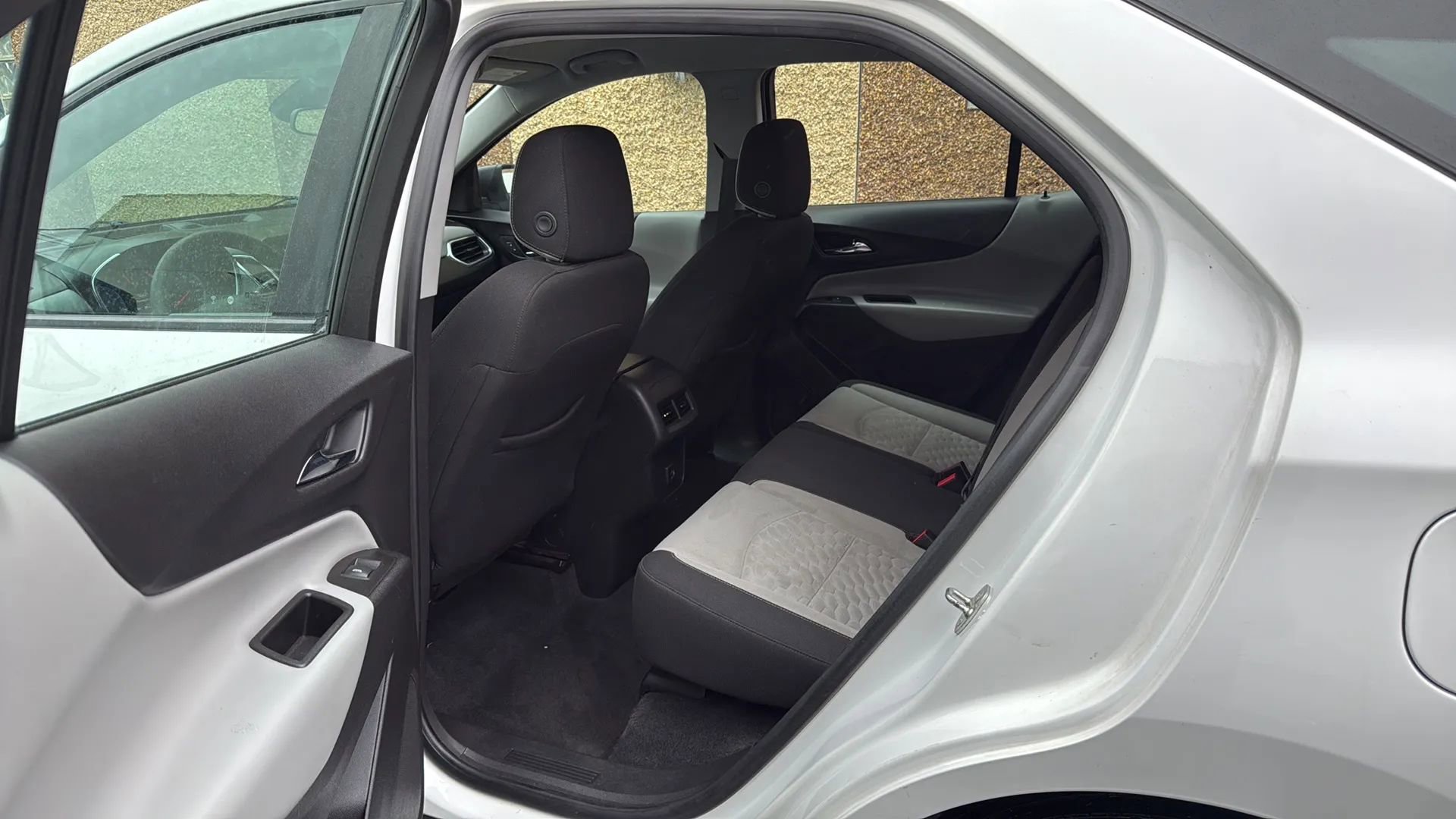 Used 2020 Chevrolet Equinox LS image 28