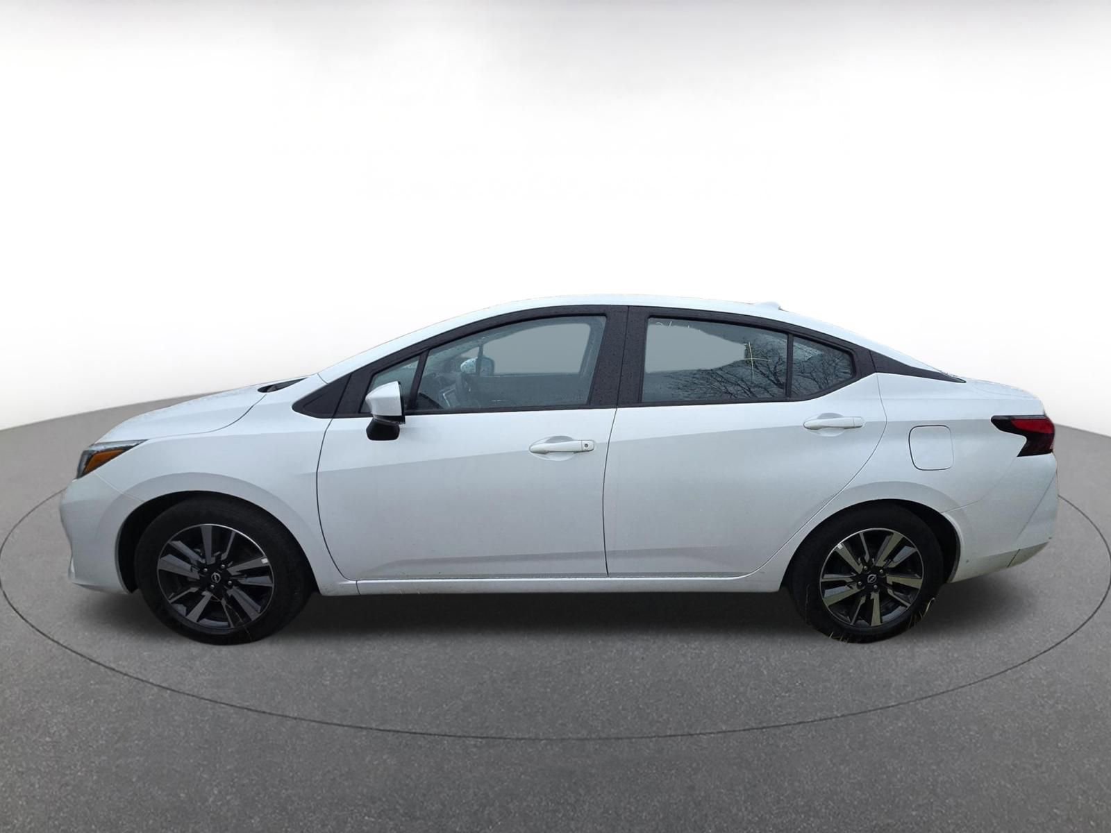 Used 2025 Nissan Versa SV image 4