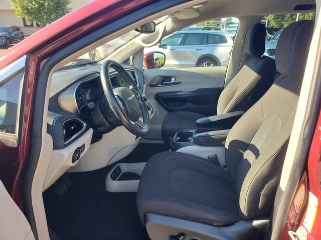 Used 2021 Chrysler Pacifica Touring w/ Cold Weather Group FWD image 11