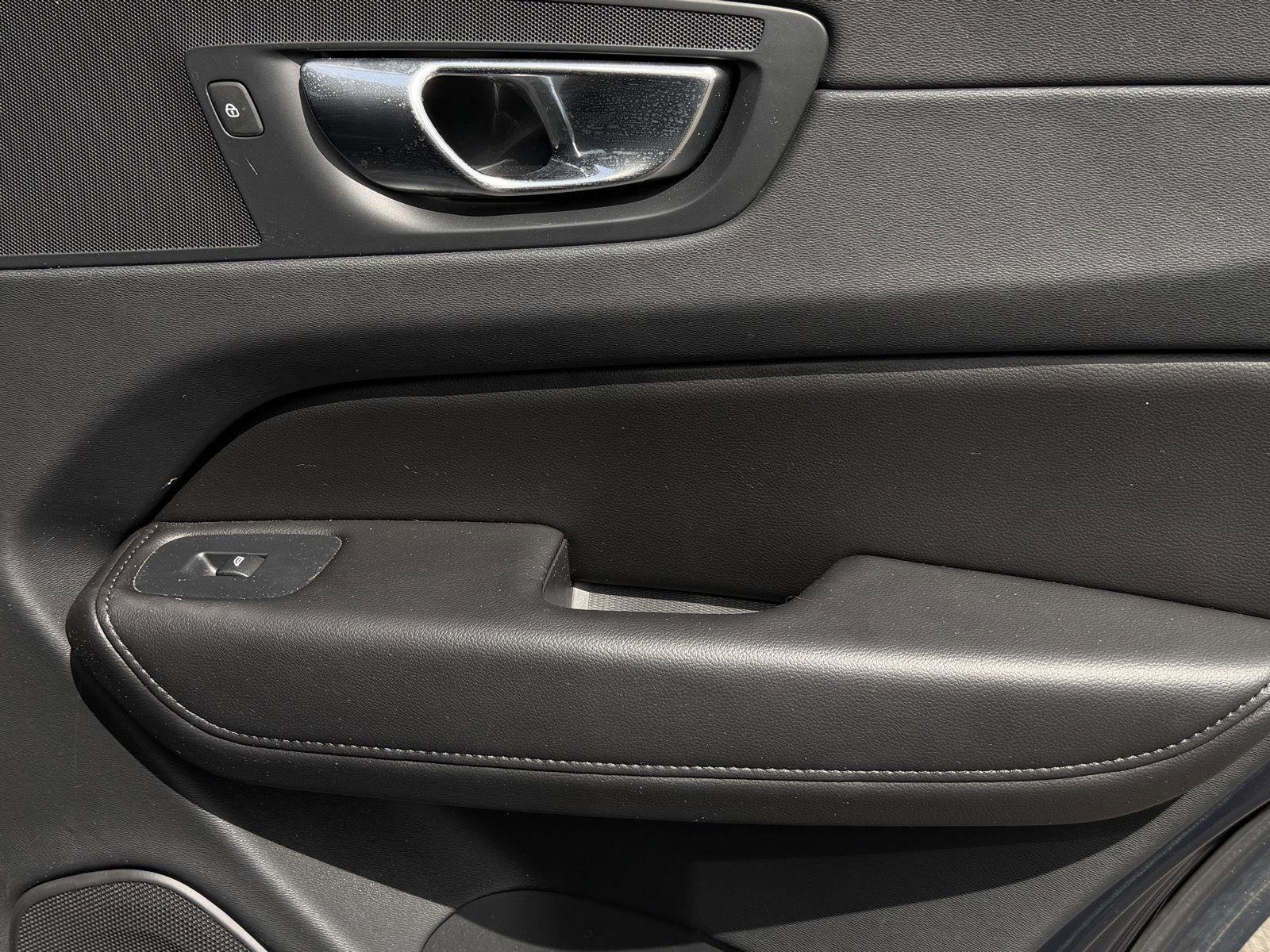 Used 2023 Volvo XC60 B5 Core AWD/4WD image 19