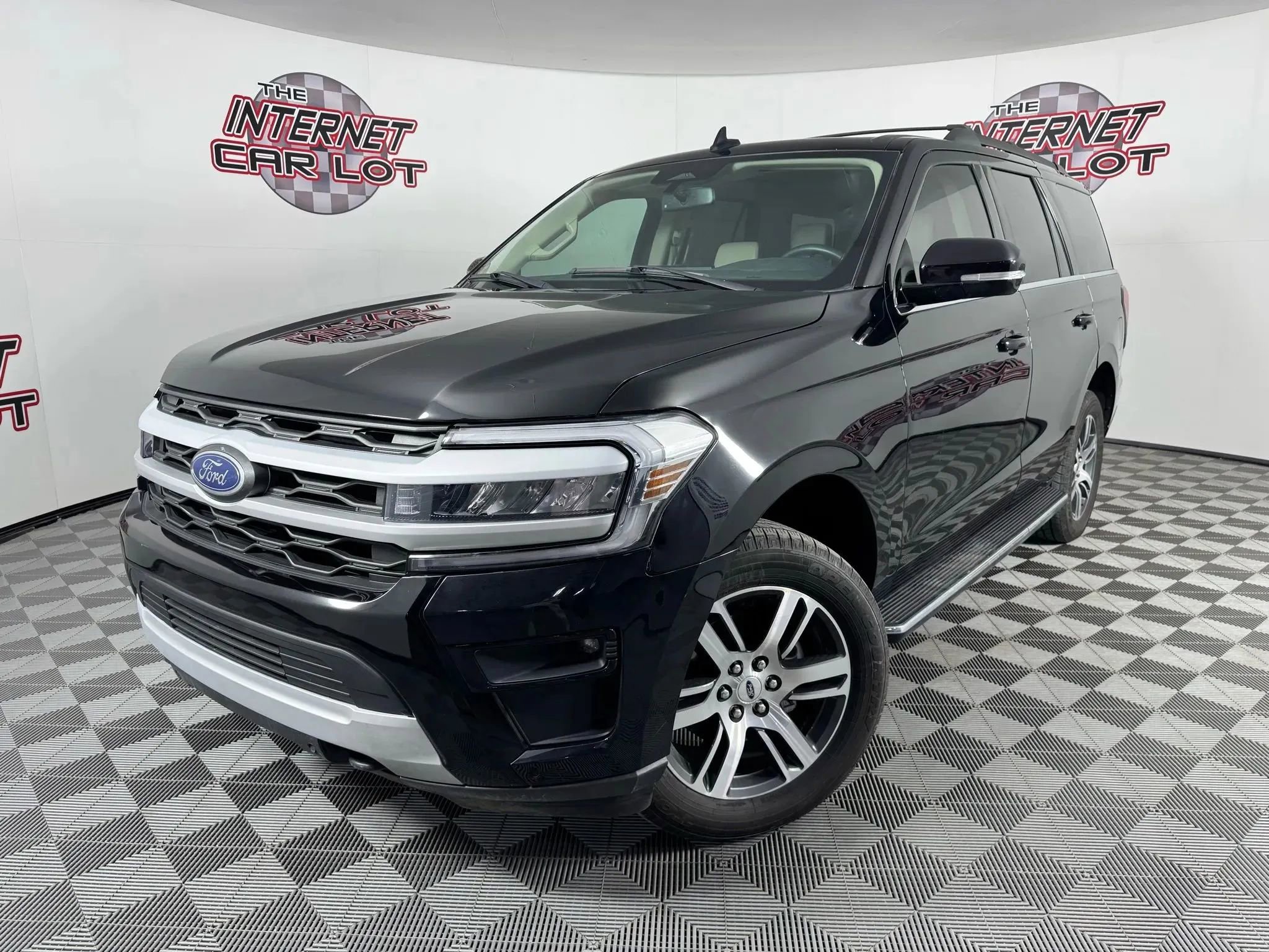 Used 2023 Ford Expedition XLT image 1