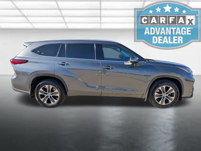 Used 2022 Toyota Highlander XLE AWD/4WD image 31
