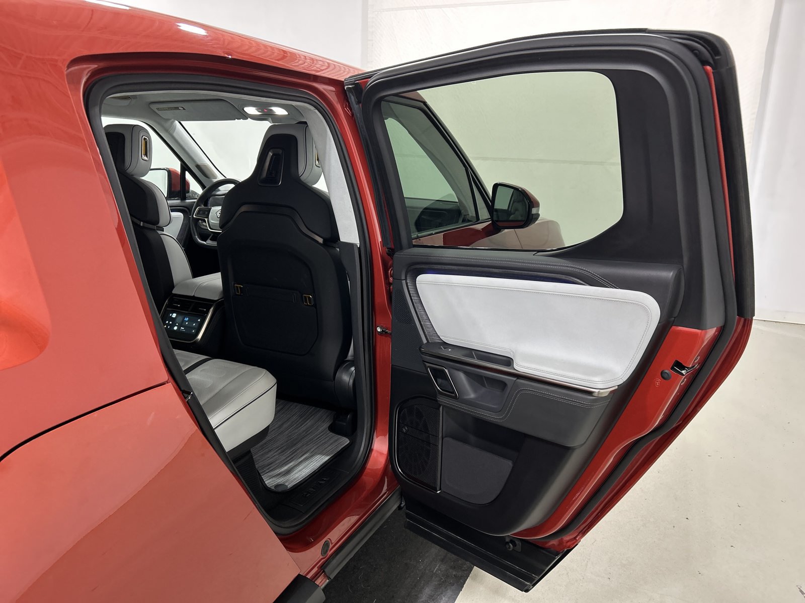 Used 2024 Rivian R1T Adventure Dual AWD/4WD image 19