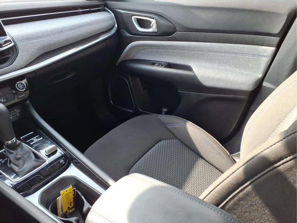 Used 2025 Jeep Compass Sport image 12