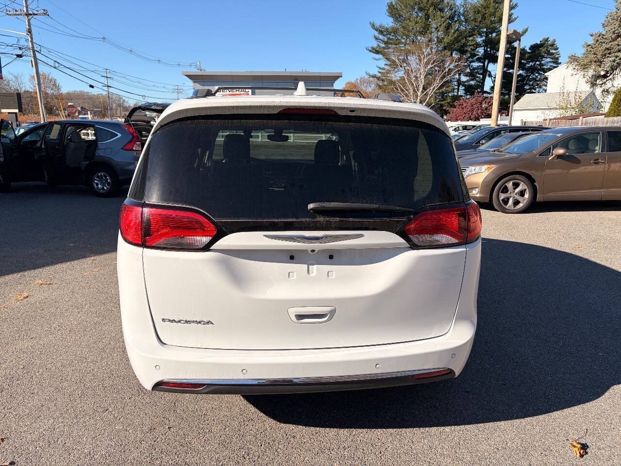 Used 2020 Chrysler Pacifica Touring-L FWD image 10