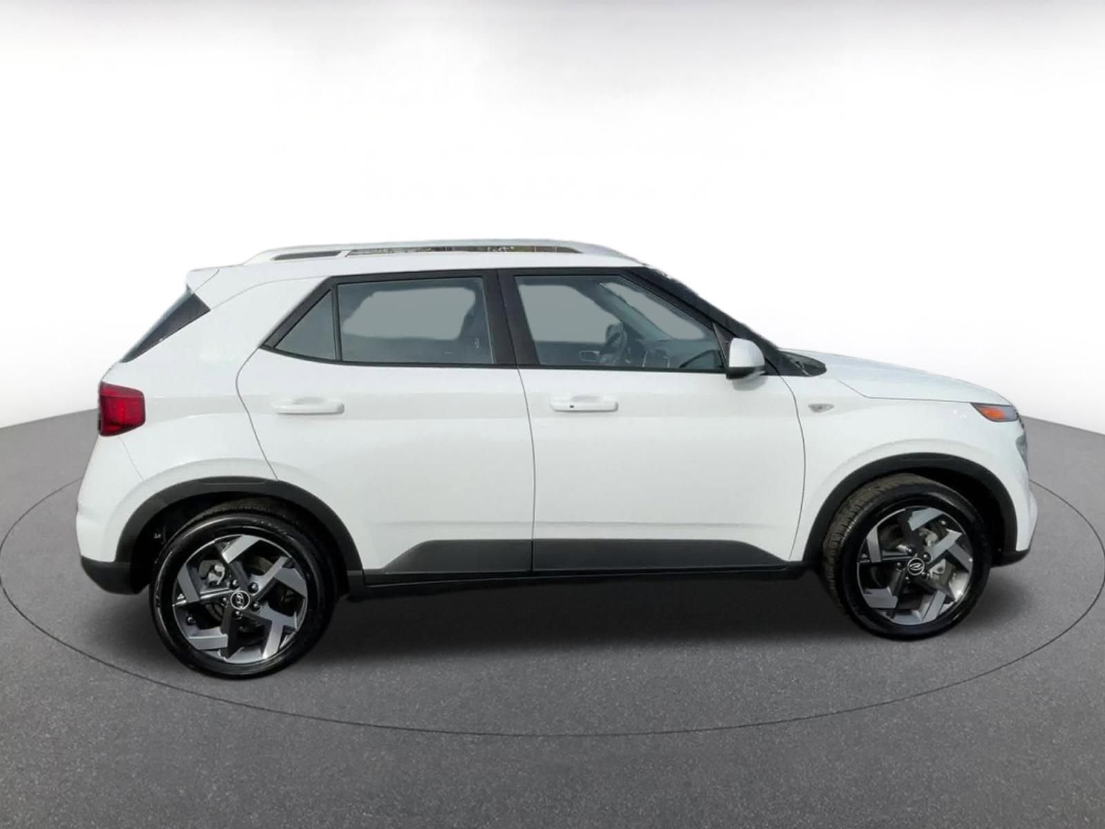 Used 2025 Hyundai Venue SEL image 16