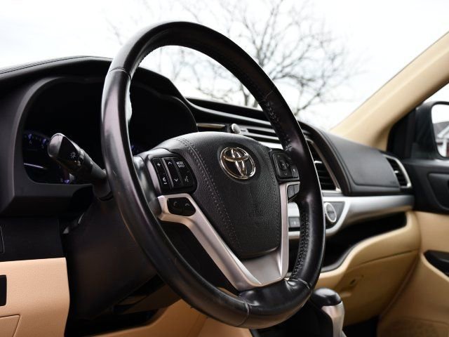 Used 2018 Toyota Highlander XLE image 11
