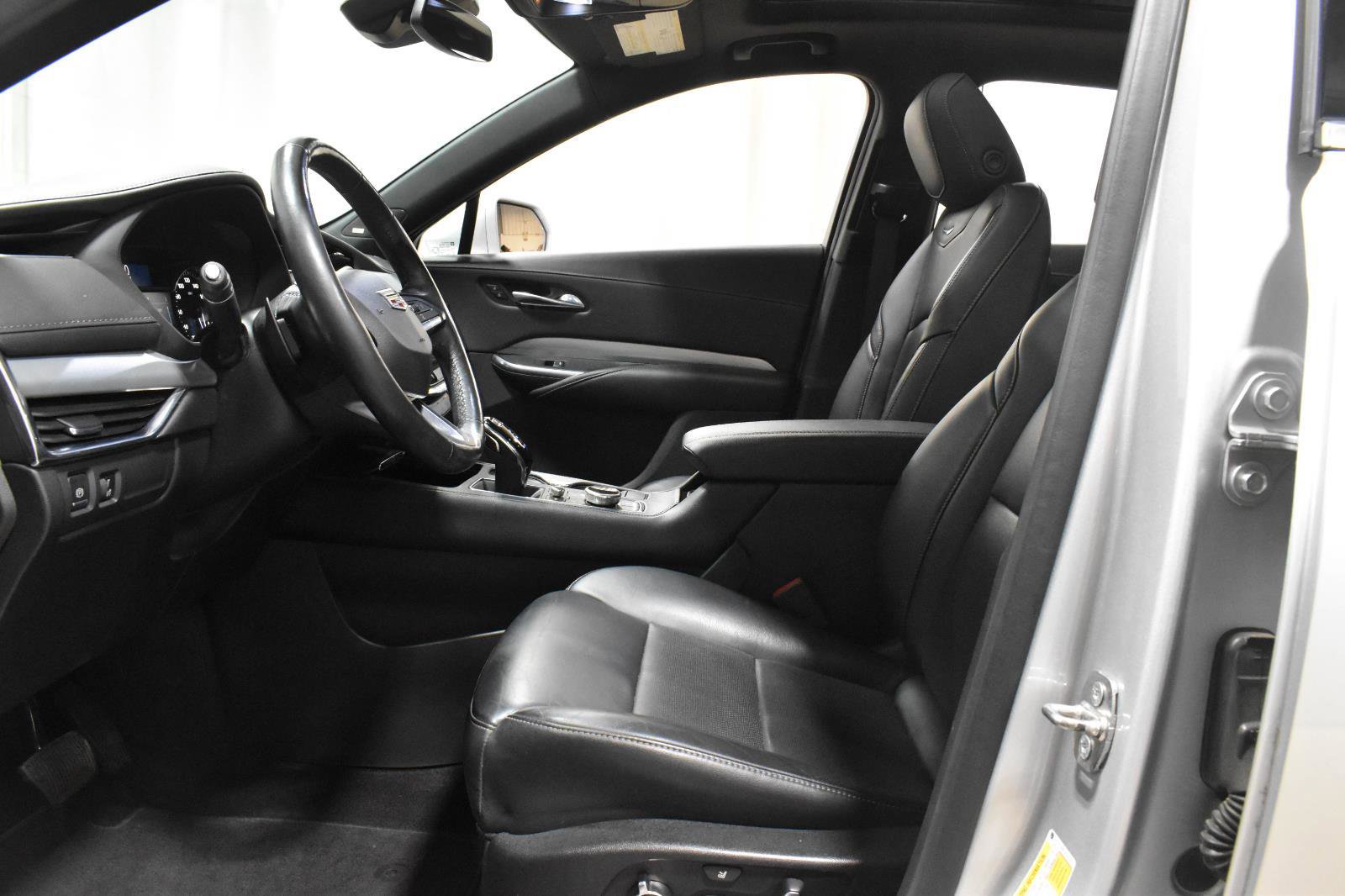 Used 2020 Cadillac XT4 Premium Luxury image 2
