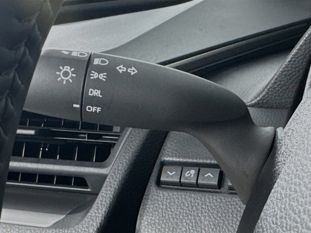 Used 2025 Toyota Prius LE FWD image 13
