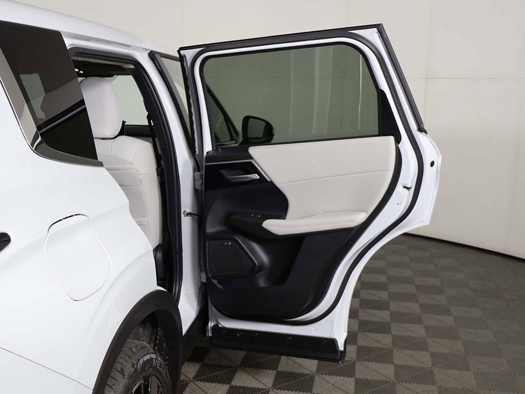 New 2025 Mitsubishi Outlander SE image 23