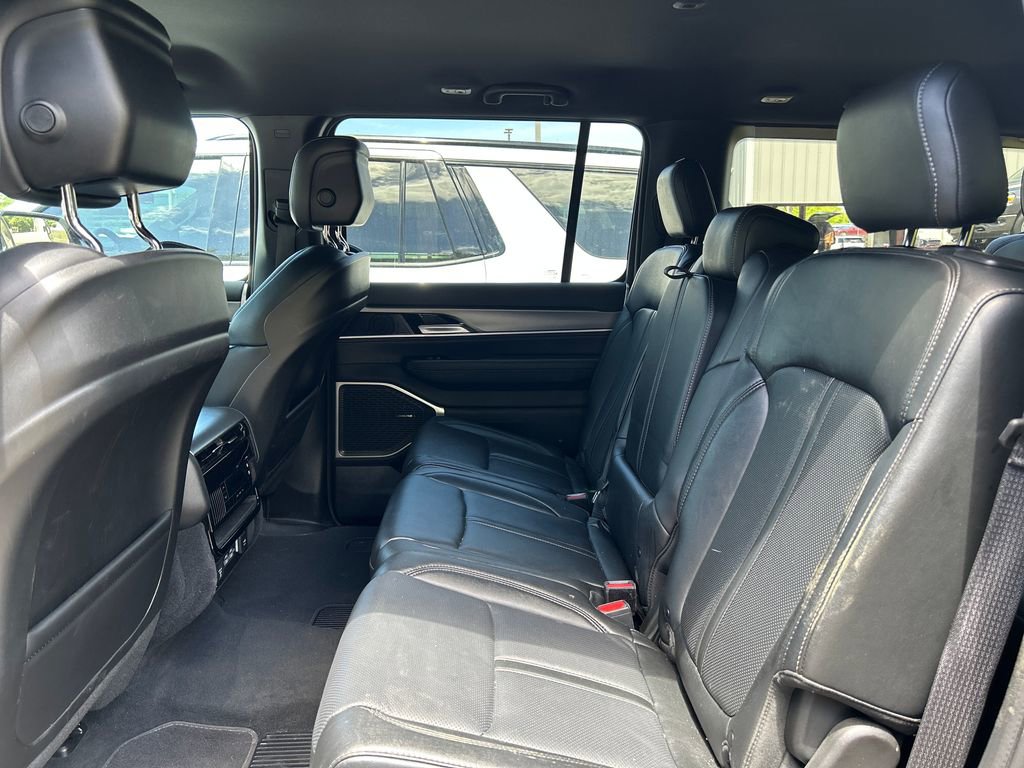 Used 2025 Jeep Wagoneer 4WD image 13