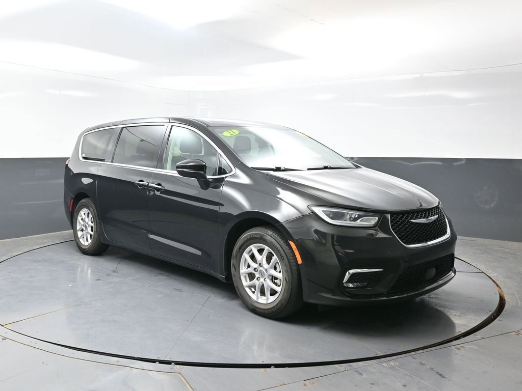 Used 2023 Chrysler Pacifica Touring-L FWD image 6
