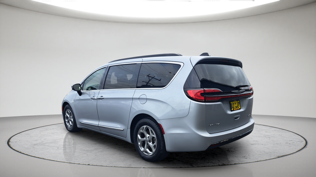 Used 2023 Chrysler Pacifica Limited FWD image 5