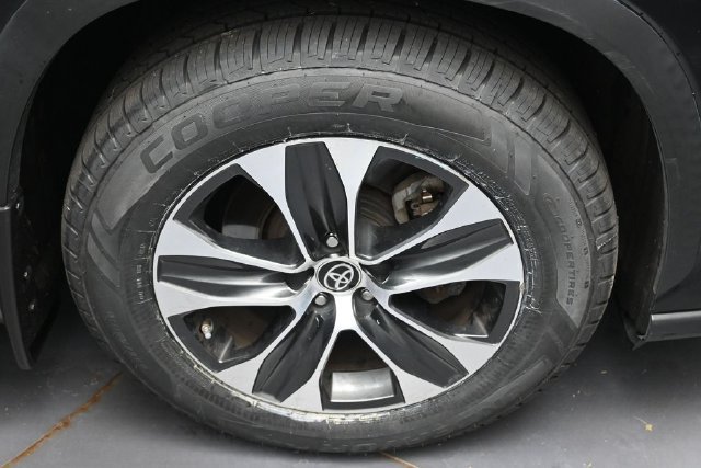 Used 2021 Toyota Highlander XLE AWD/4WD image 10