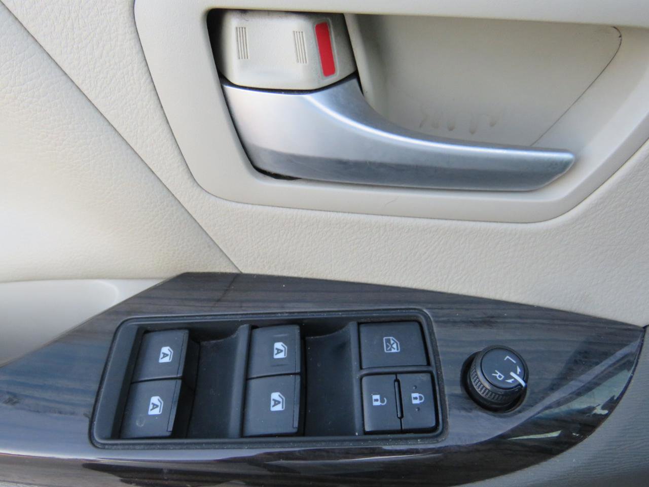 Used 2015 Toyota Sienna XLE w/ XLE Navigation Package FWD image 10