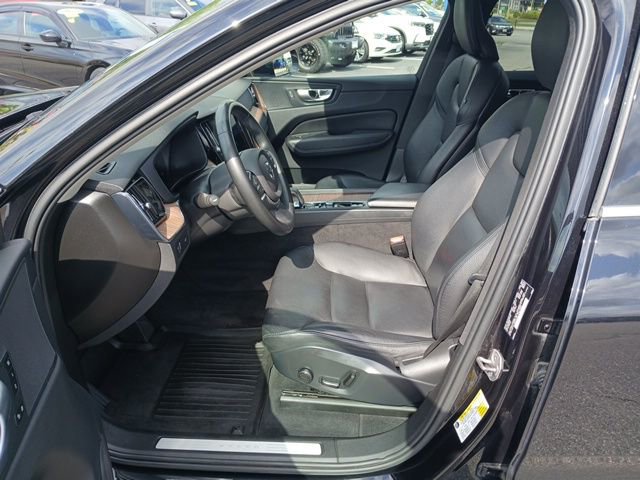Used 2022 Volvo XC60 B5 Momentum w/ Advanced Package image 9