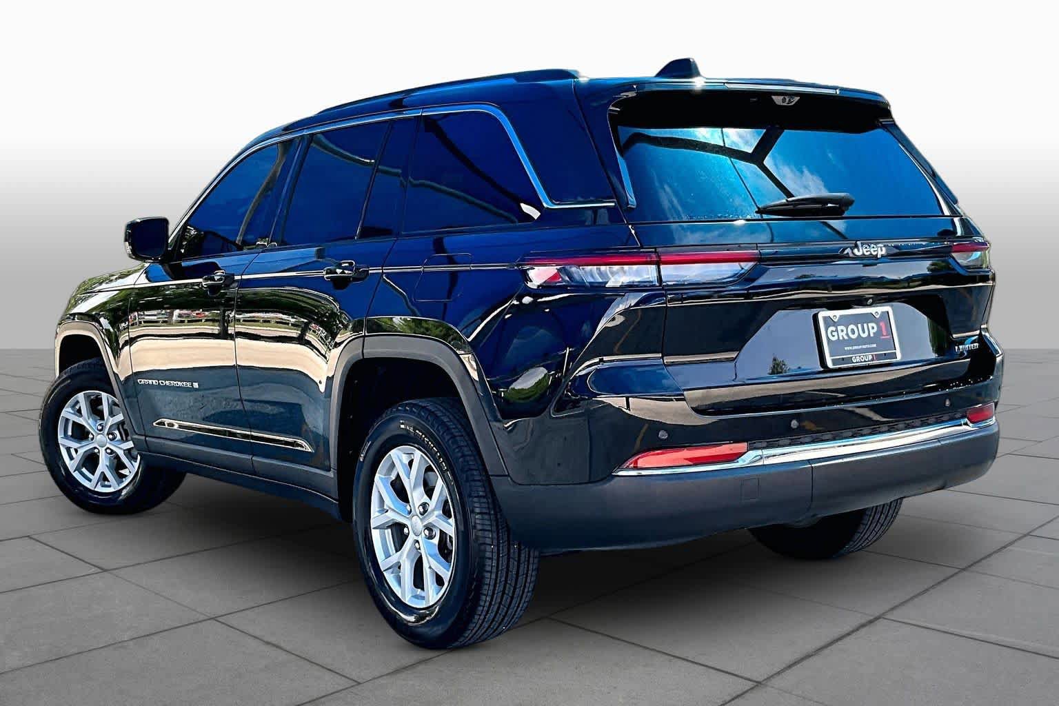 Used 2023 Jeep Grand Cherokee Limited w/ Luxury Tech Group II RWD image 12