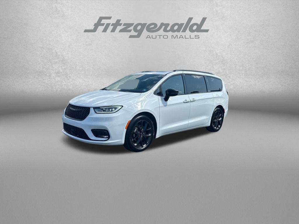 Used 2025 Chrysler Pacifica Limited FWD image 3