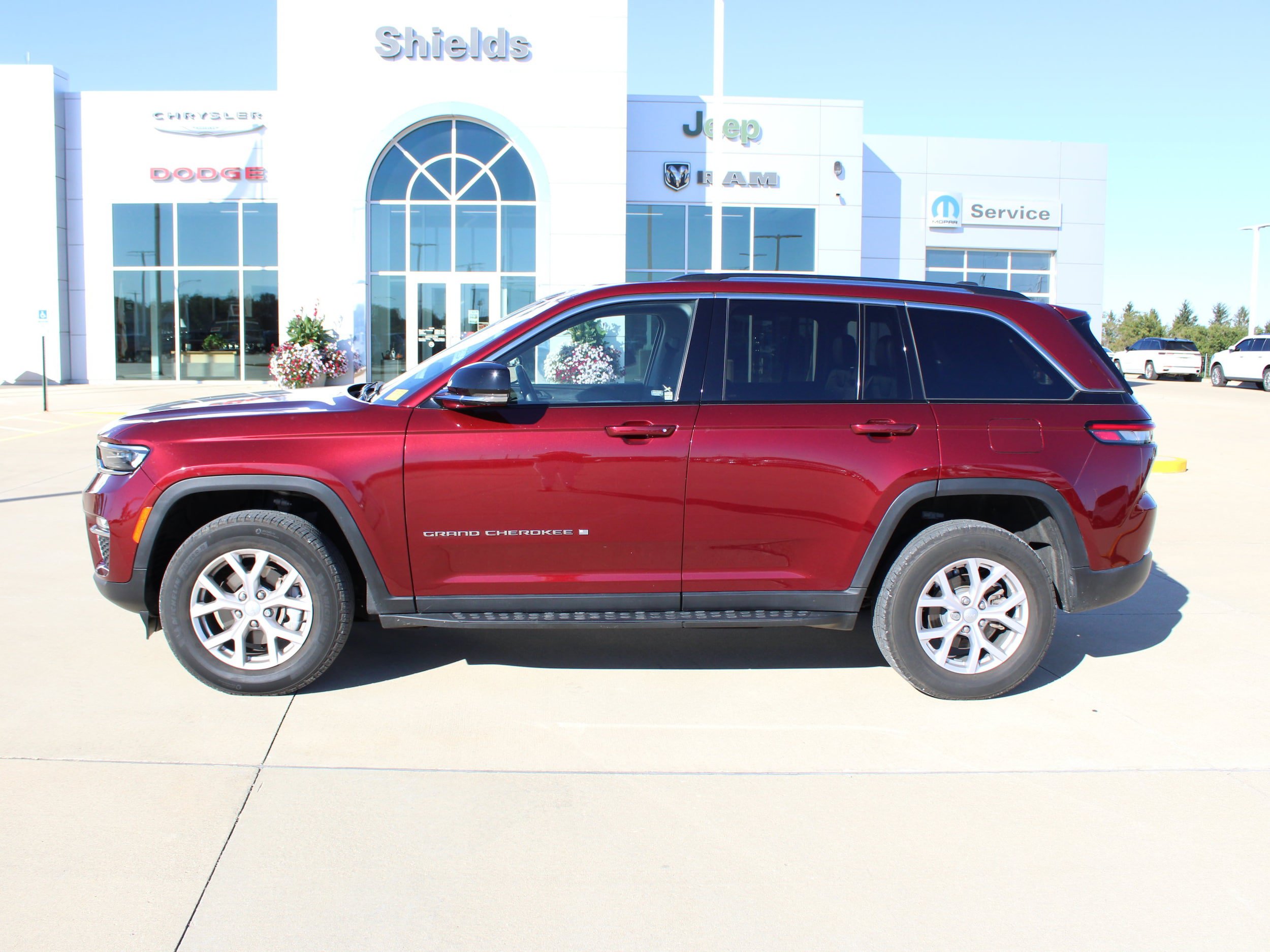 Used 2022 Jeep Grand Cherokee Limited AWD/4WD image 3